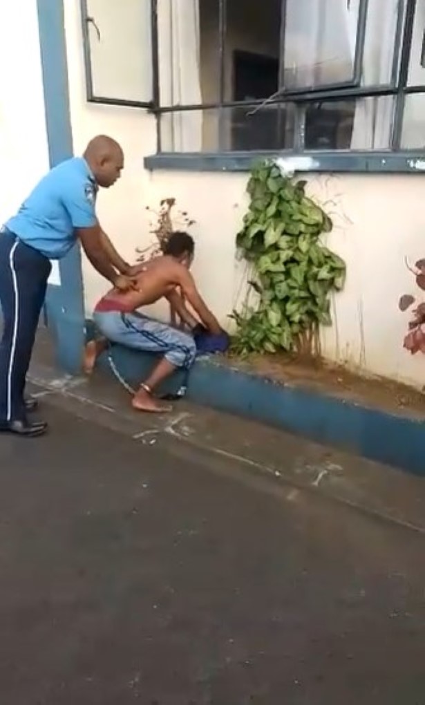 Vidéo Poste De Police De Rose Hill Un Détenu Passé à Tabac Par Un Policier Alors Quil Est 